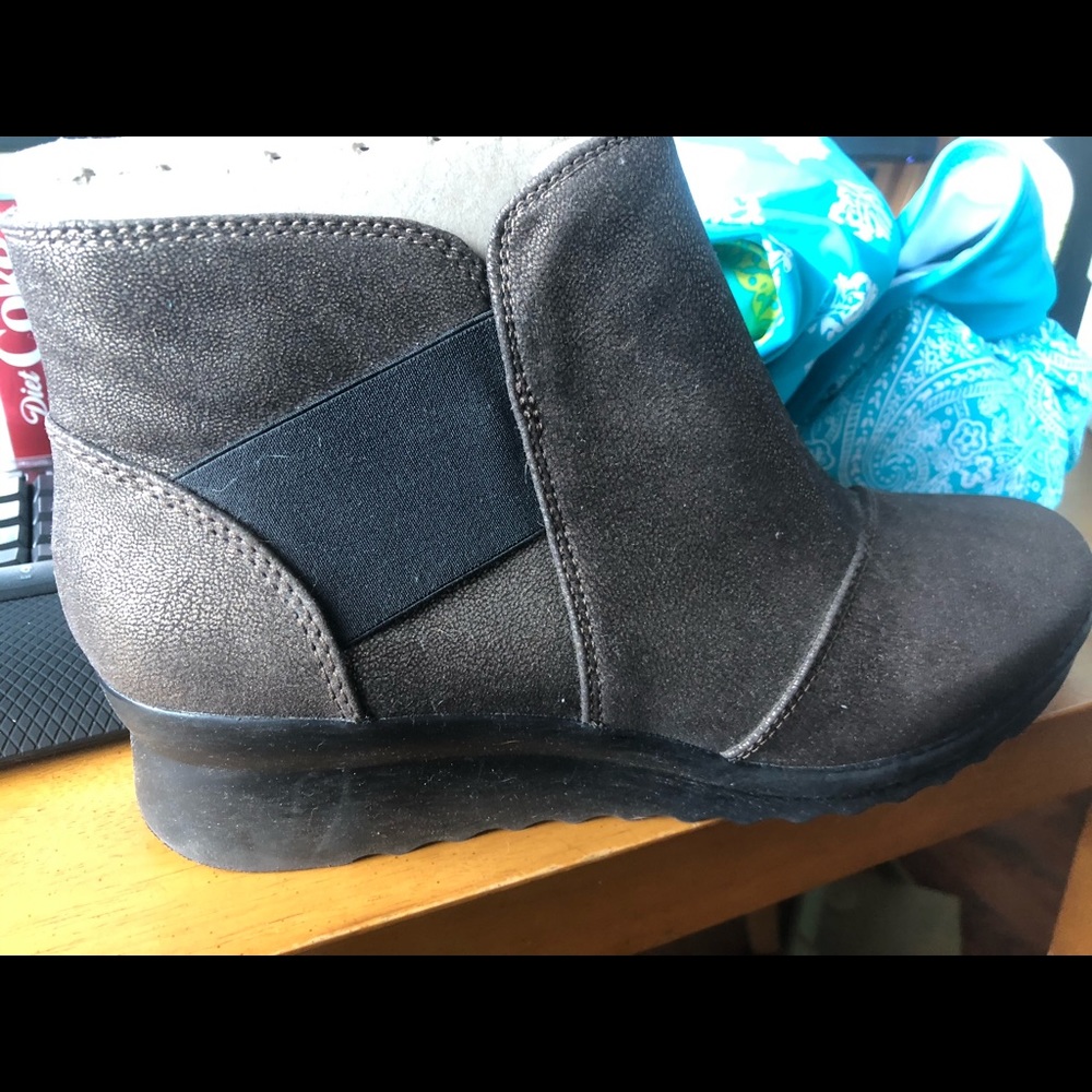 New in box Clark’s booties